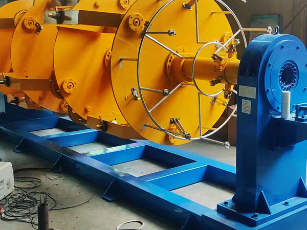 安裝在湖北東聯(lián)航空線纜電器股份有限公司 PLC變頻控制成纜機(jī)CL630-1+9GR型