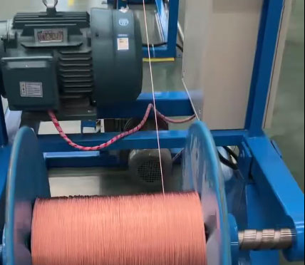 安裝在浙江泰鎰新材料有限公司 主動放線復(fù)繞機(jī)組ZDFR630-630型生產(chǎn)現(xiàn)場